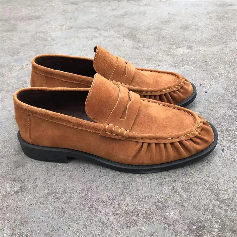 Bruna loafers för dam i mockalook med veckade sömmar i färgen beige