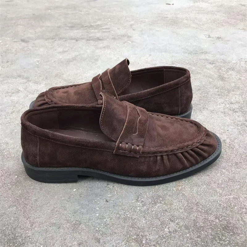 Bruna loafers för dam i mockalook med veckade sömmar sedda bakifrån