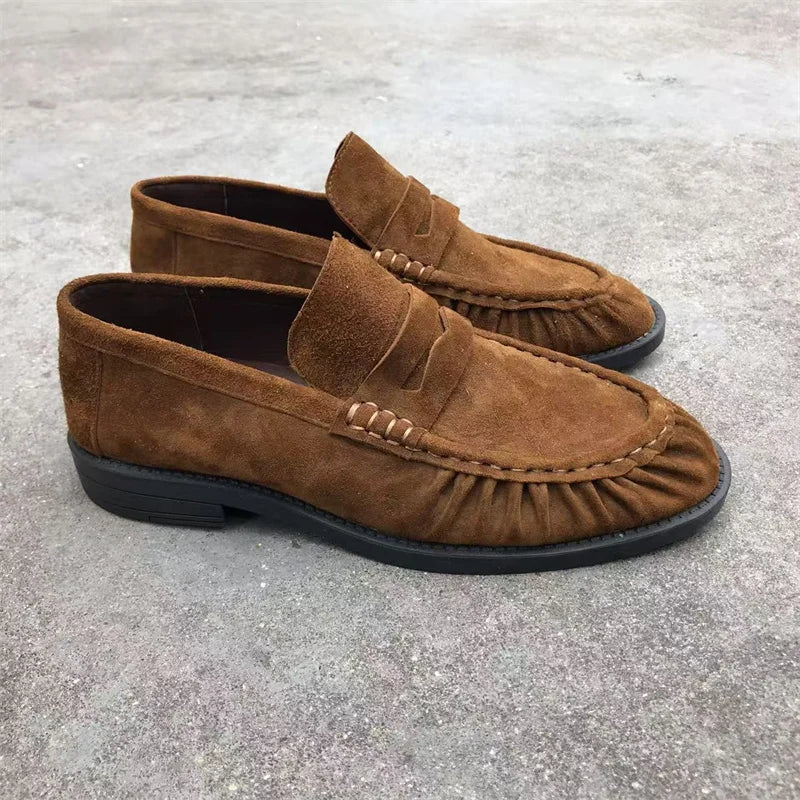 Bruna loafers för dam i mockalook med veckade sömmar paret tillsammans