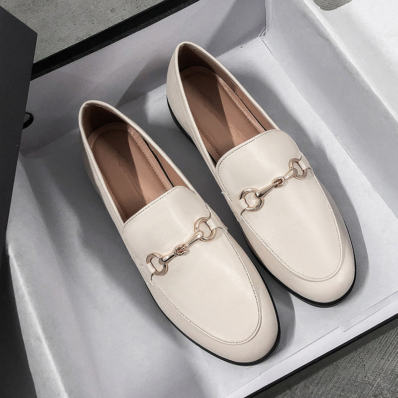 Vita loafers i läder med gulddetaljer för kvinnor
