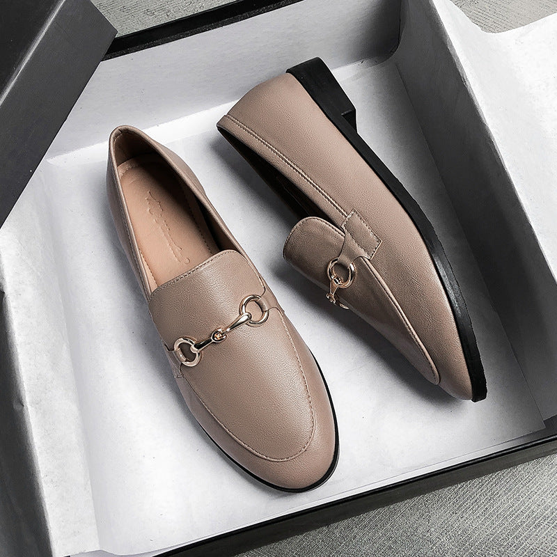 Beige loafers i läder med gulddetaljer för kvinnor