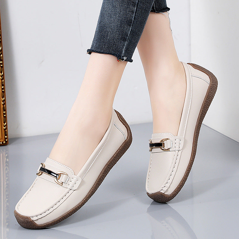 Beige loafers i läder med gulddetaljer för kvinnor