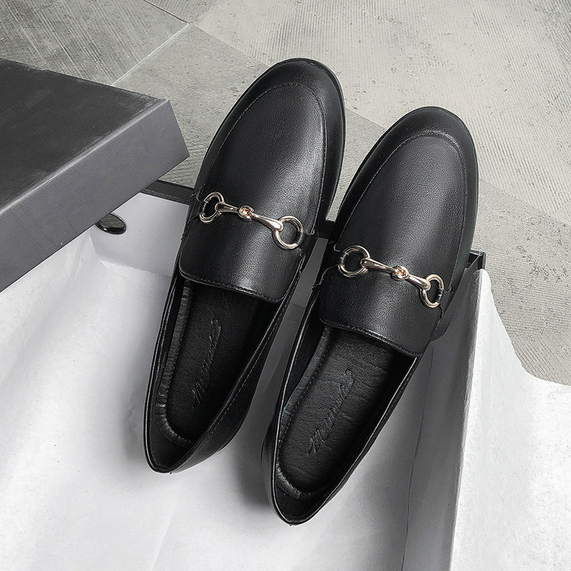 Svarta loafers i läder med gulddetaljer för kvinnor
