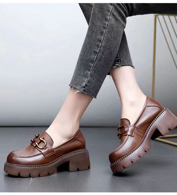 Bruna loafers med klack i läder retrostil för kvinnor