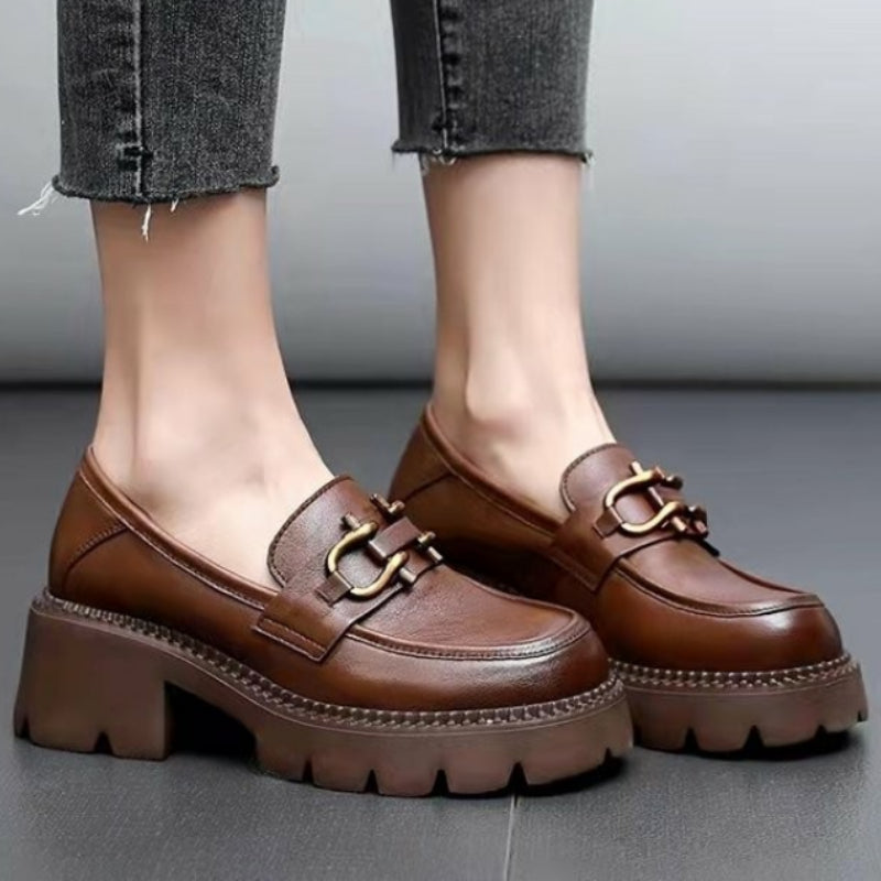 Retro-stil läder loafers för kvinnor med en grå bakgrund