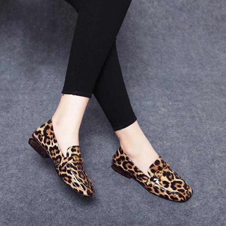 Damloafers med fyrkantig klack i leopardlack, bild 2 av 6