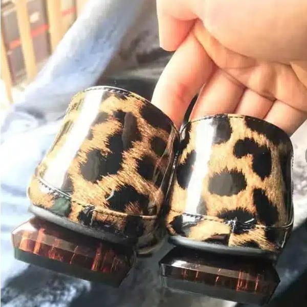 Damloafers med fyrkantig klack i leopardlack, bild 6 av 6