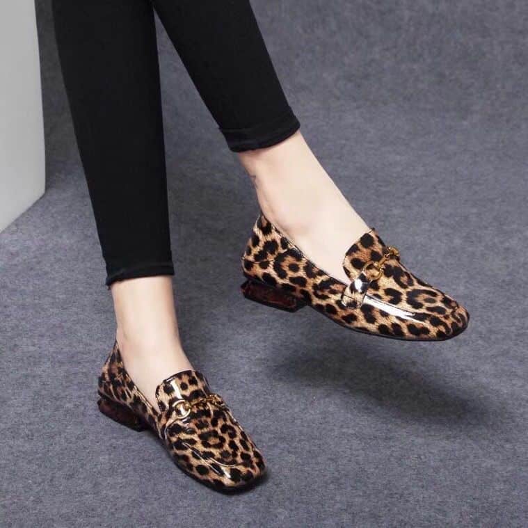 Damloafers med fyrkantig klack i leopardlack, bild 3 av 6