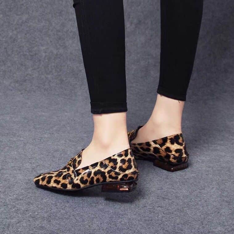 Damloafers med fyrkantig klack i leopardlack, bild 4 av 6