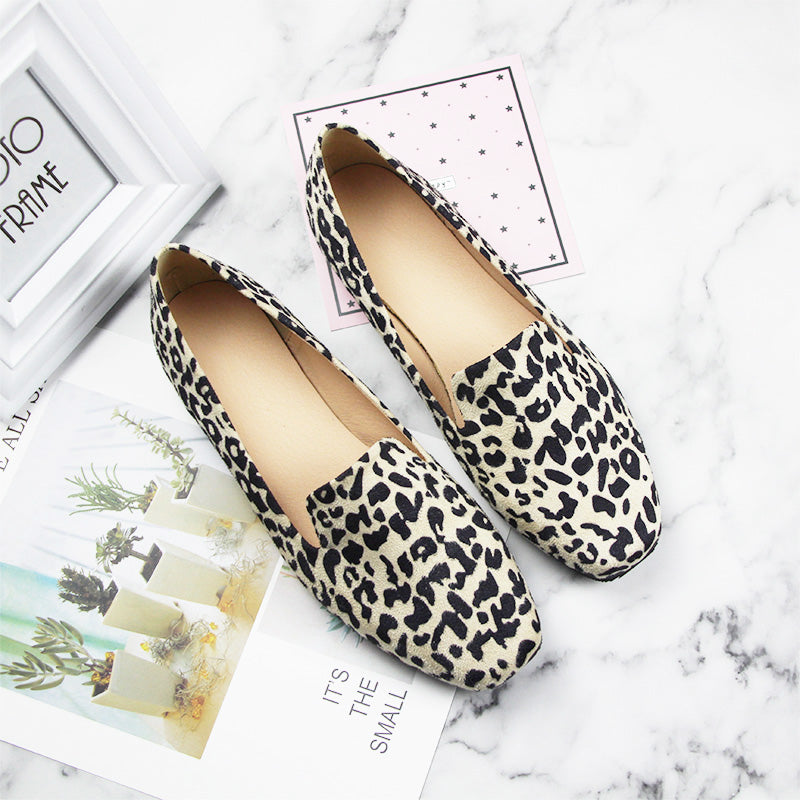 Vita damloafers med fyrkantig tå och leopardmönster