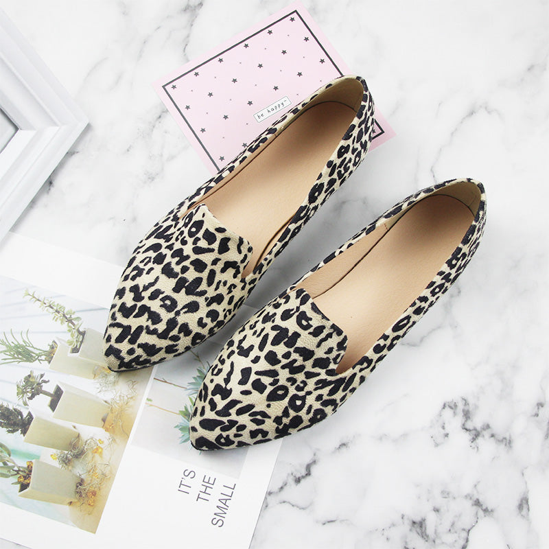Leopard loafers på tidning