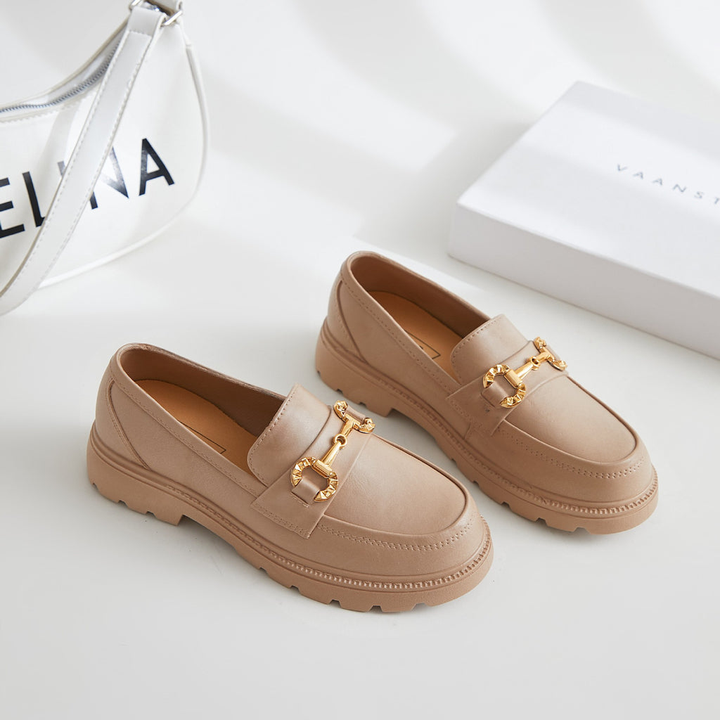 Beige loafers dam med guldkedja