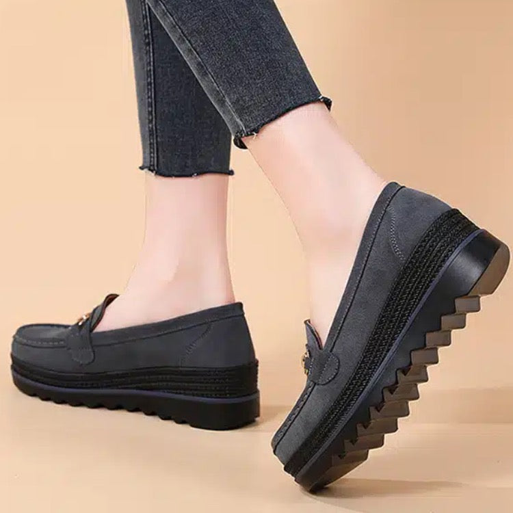 Loafers med kilsula och dekorativa metalldetaljer för dam, bild 5 av 8