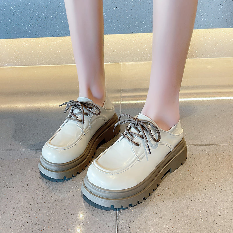 Beige damloafers med snörning och plattform med slip-on-botten