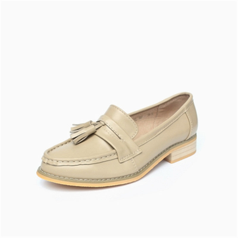Eleganta beige loafers med tofsar i äkta läder för dam