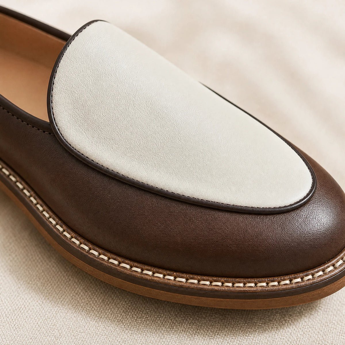 Eleganta herrloafers med synliga sömmar, beige