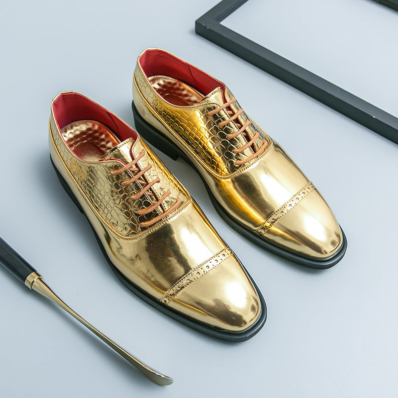 Eleganta guldfärgade loafers i ormdesign för män med blågrå bakgrund