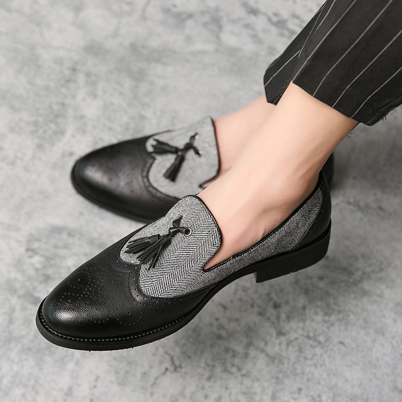Trendiga svarta loafers med tofsar