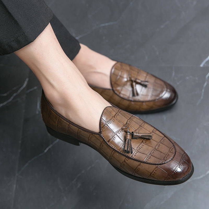 Eleganta loafers med tofsar i krokopräglat läder för herr, bild 2 av 7