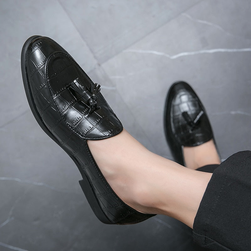 Eleganta loafers med tofsar i krokopräglat läder för herr, bild 3 av 7