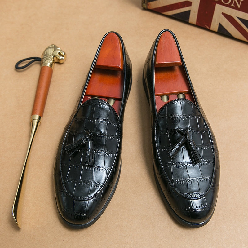 Eleganta svarta loafers med tofsar i krokopräglat läder för herr