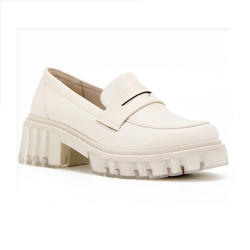 Enkla beige loafers med klack och tjock sula