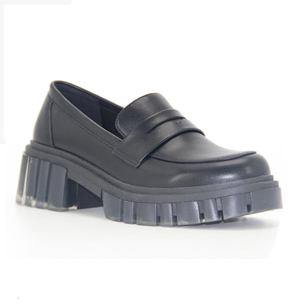 Enkla svarta loafers med klack och tjock sula