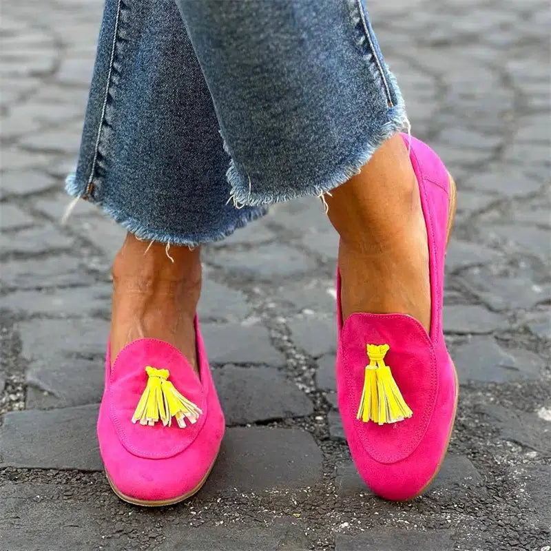 Färgglada rosa damloafers med tofsar och platt klack