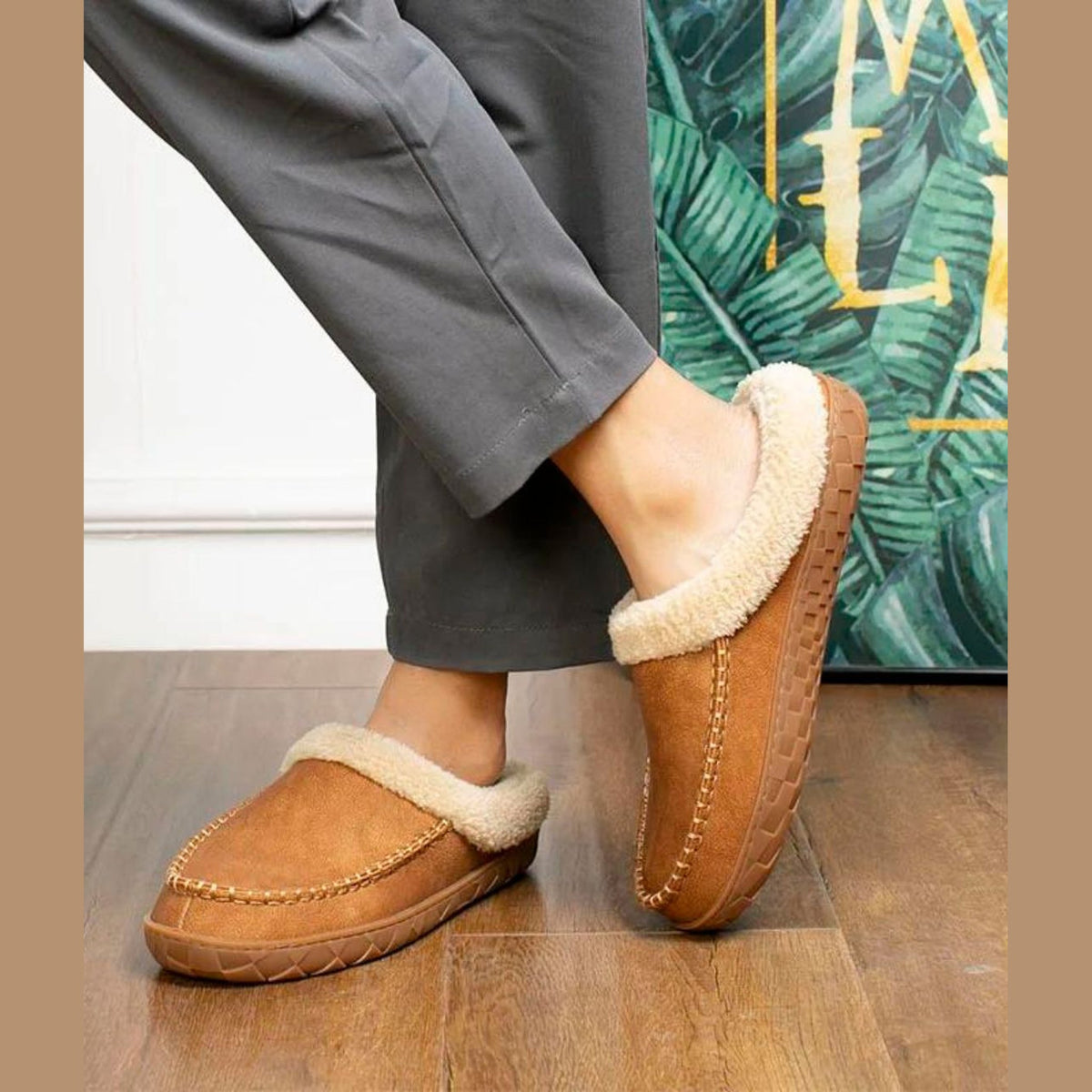 Kamelfärgad fodrad loafertoffel med bouclékant, detaljbild av sulan
