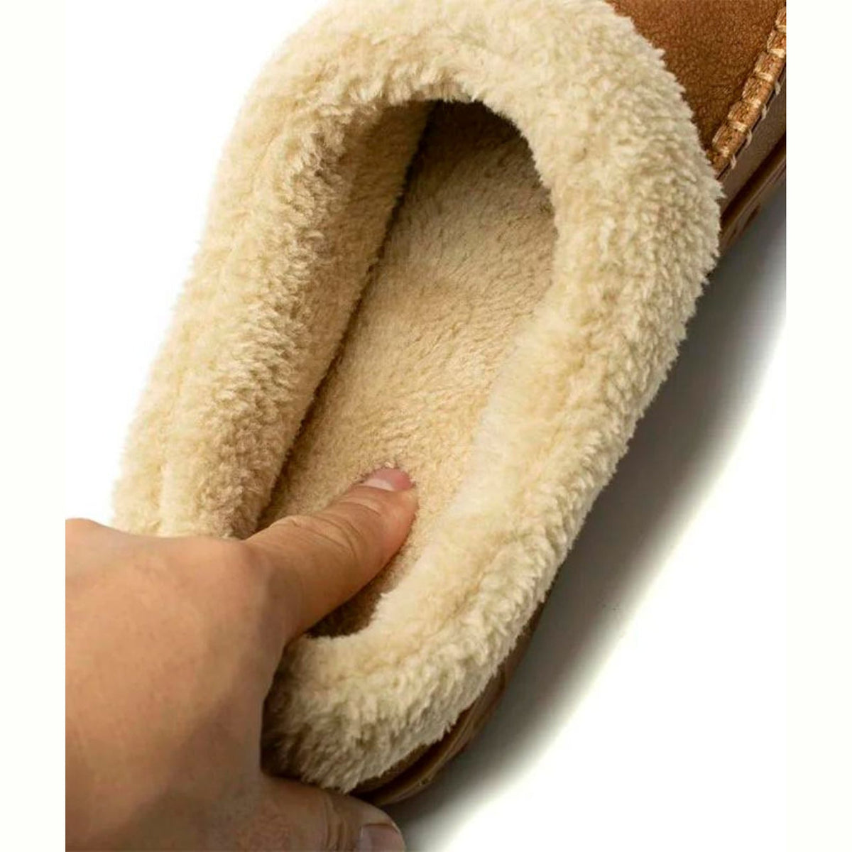 Kamelfärgad fodrad loafertoffel med bouclékant, på foten