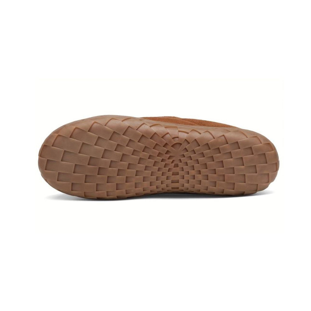 Kamelfärgad fodrad loafertoffel med bouclékant, närbild på materialet