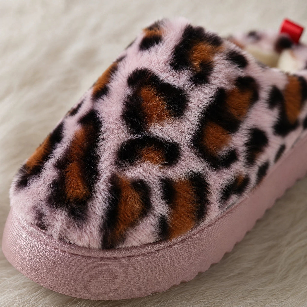 Fodrad loafertoffel med rosa leopardmönster och plattformssula, från sidan Bild