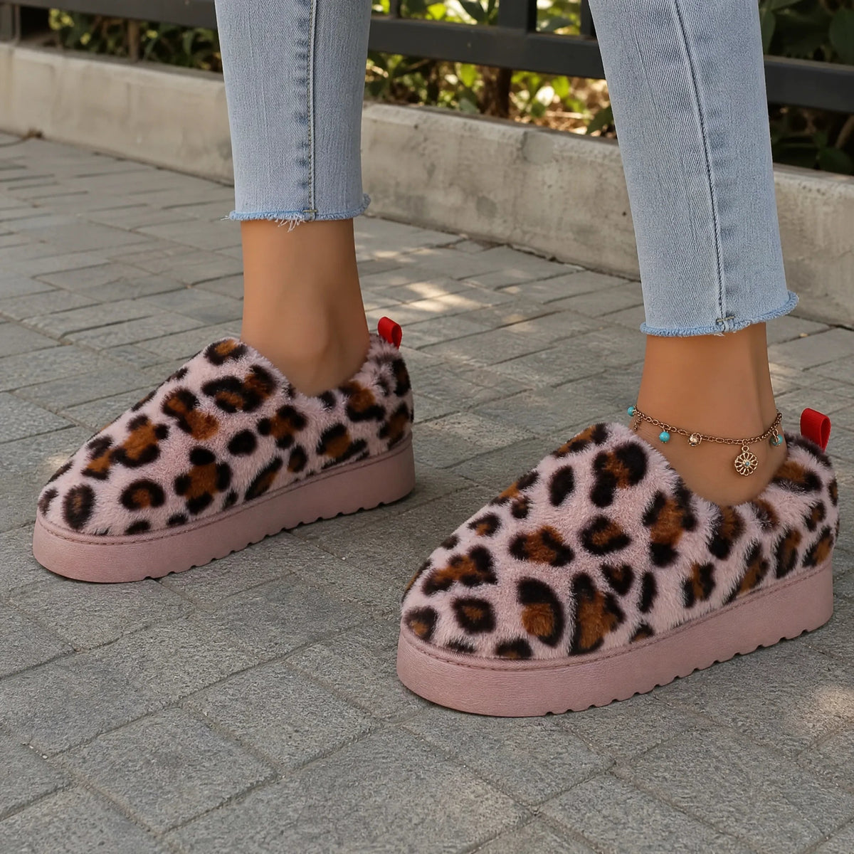 Fodrad loafertoffel med rosa leopardmönster och plattformssula, snett framifrån