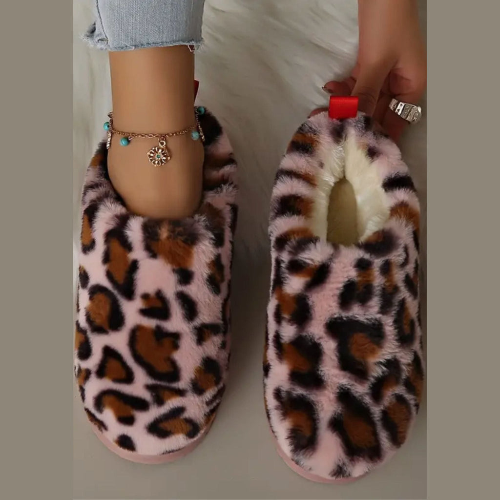 Fodrad loafertoffel med rosa leopardmönster och plattformssula, på foten