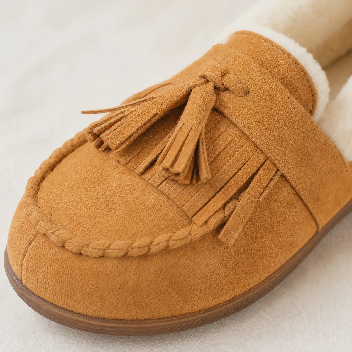 Kamelfärgad fodrad loafer för dam med pompoms, från sidan