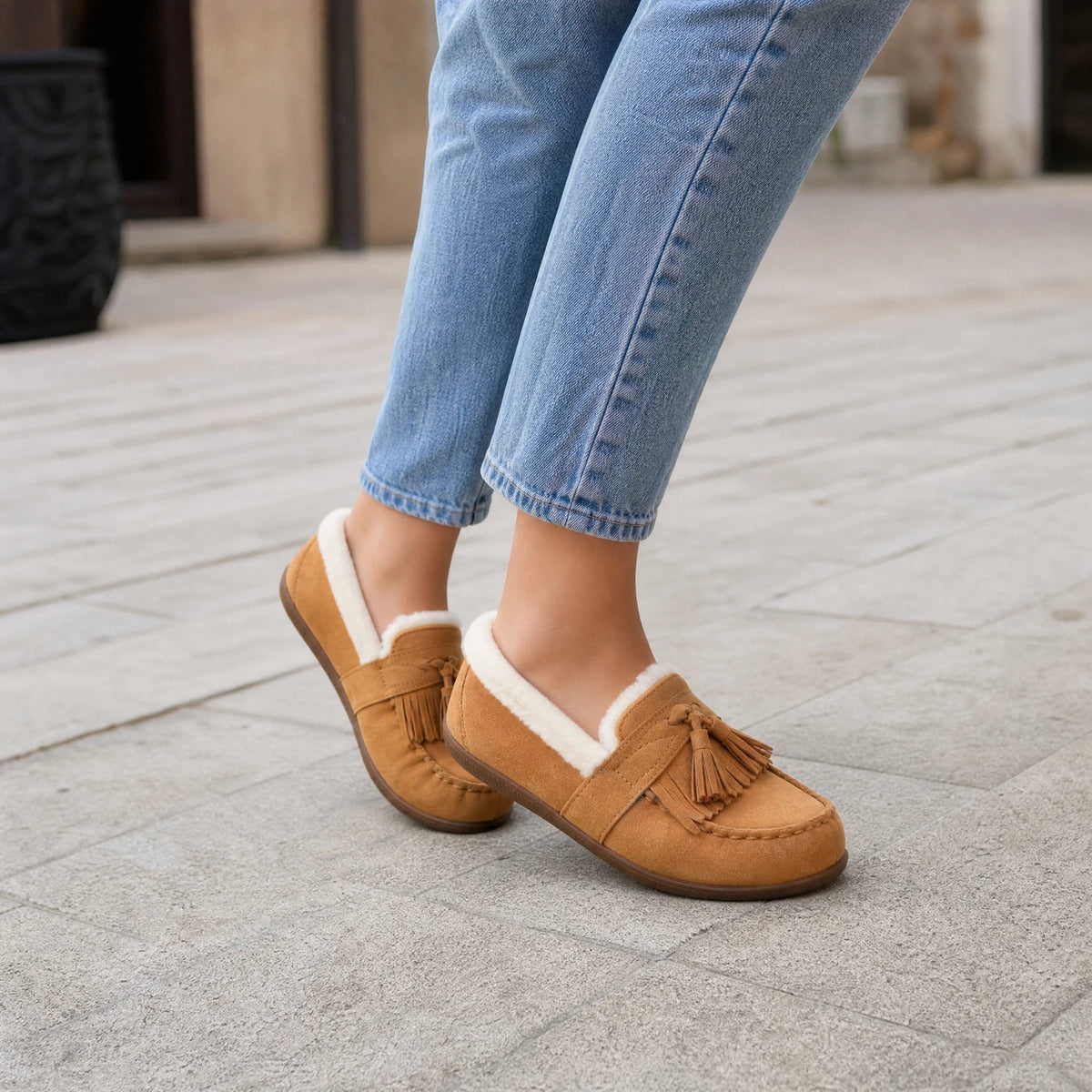 Kamelfärgad fodrad loafer för dam med pompoms, snett framifrån