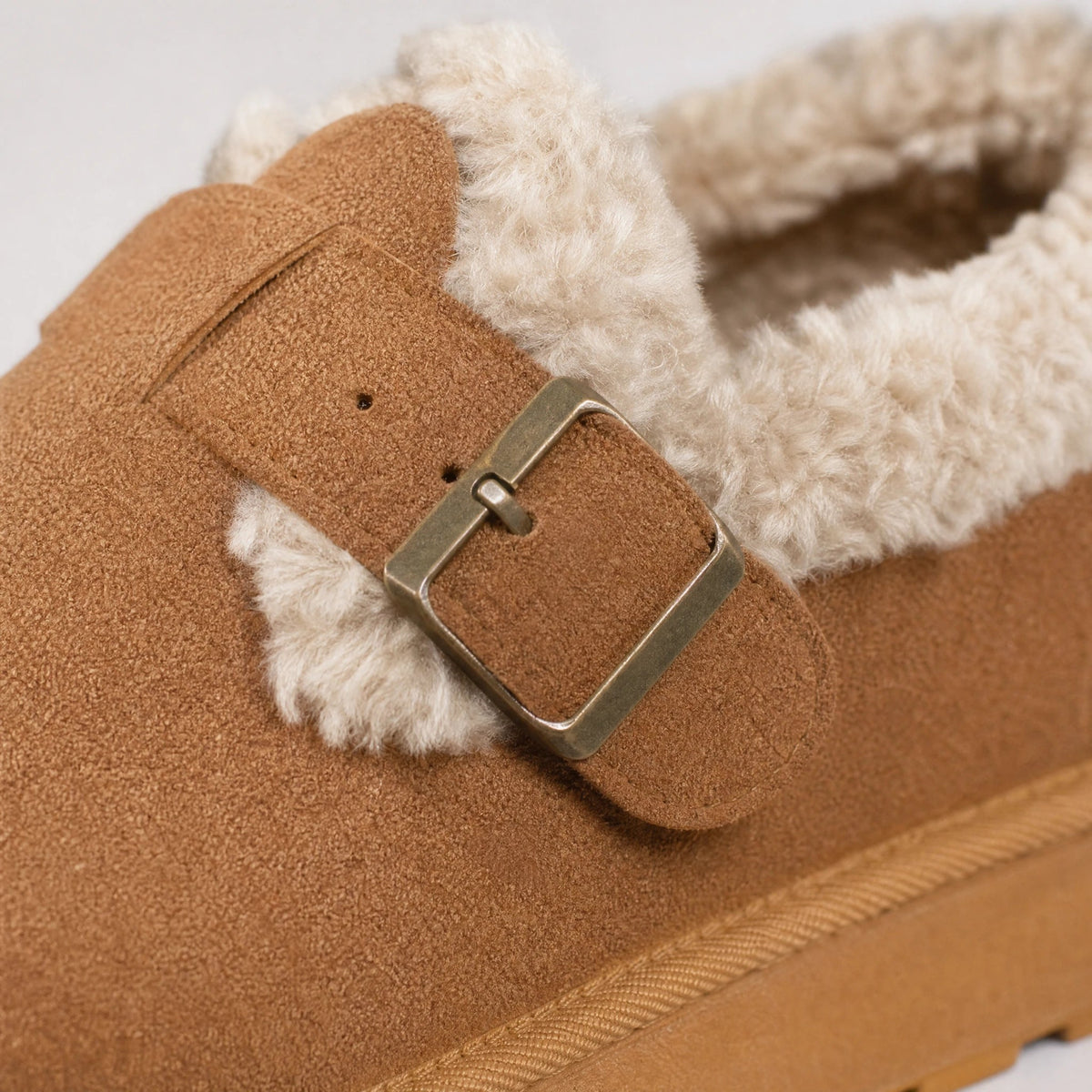 Bruna fodrade loafers för dam med vitt foder och tjock sula, från sidan