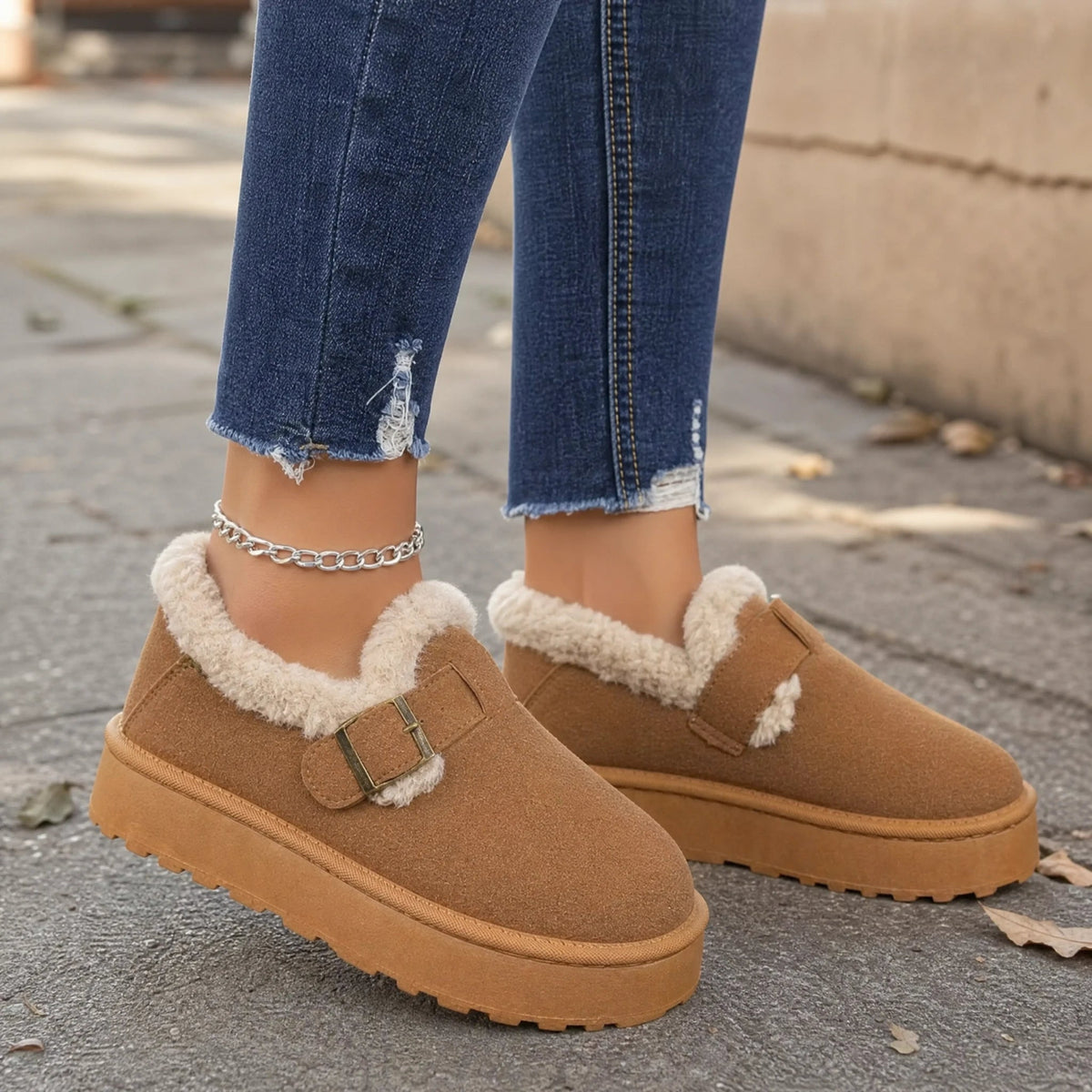 Bruna fodrade loafers för dam med vitt foder och tjock sula, snett framifrån