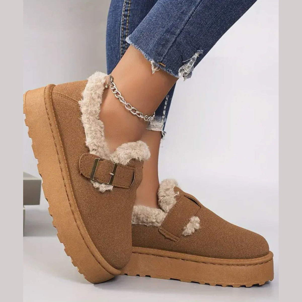 Bruna fodrade loafers för dam med vitt foder och tjock sula, på foten