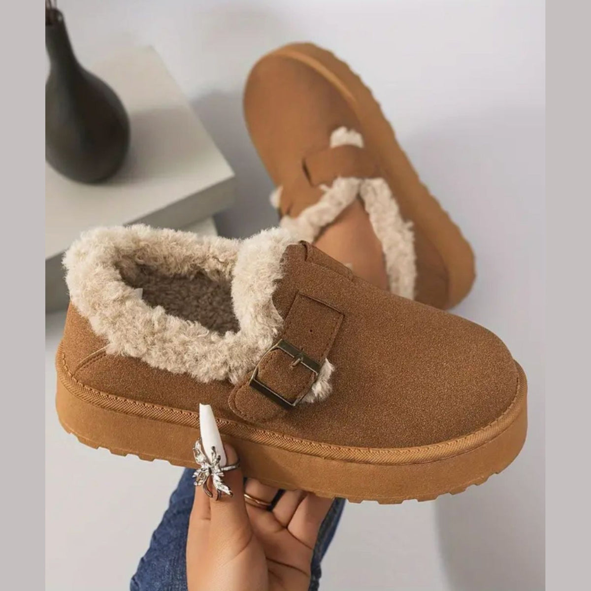 Bruna fodrade loafers för dam med vitt foder och tjock sula, närbild på materialet