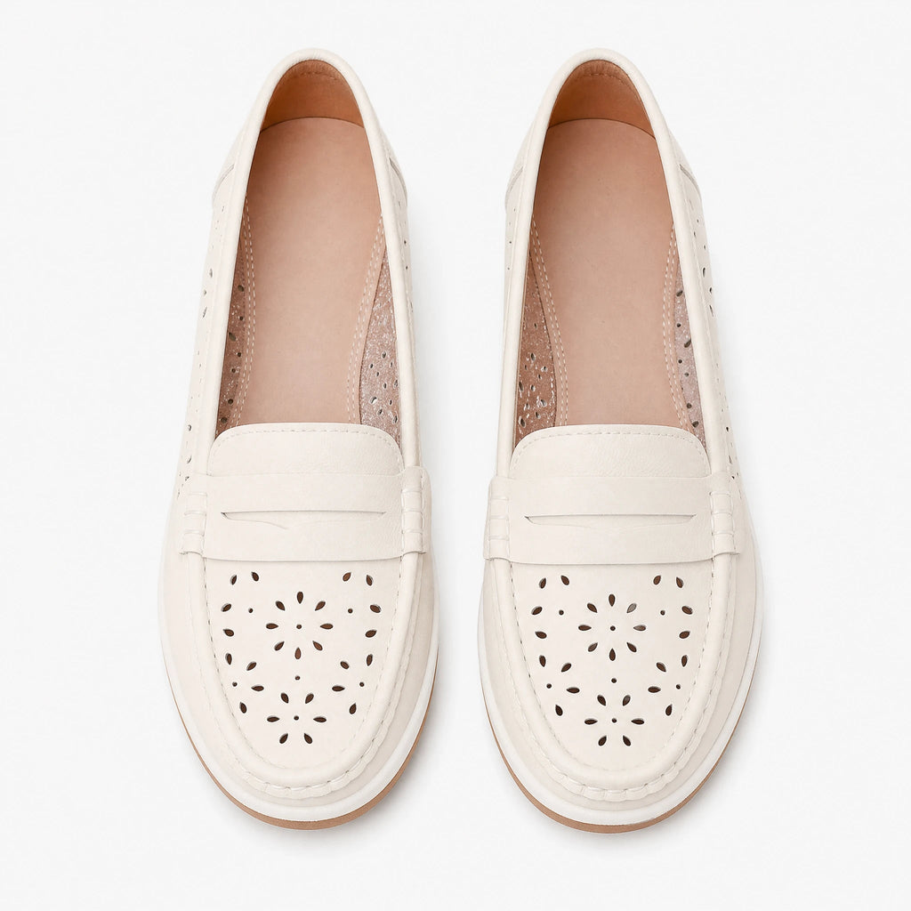 Genombrutna loafers för dam med kilsula och blommönster i färgen beige