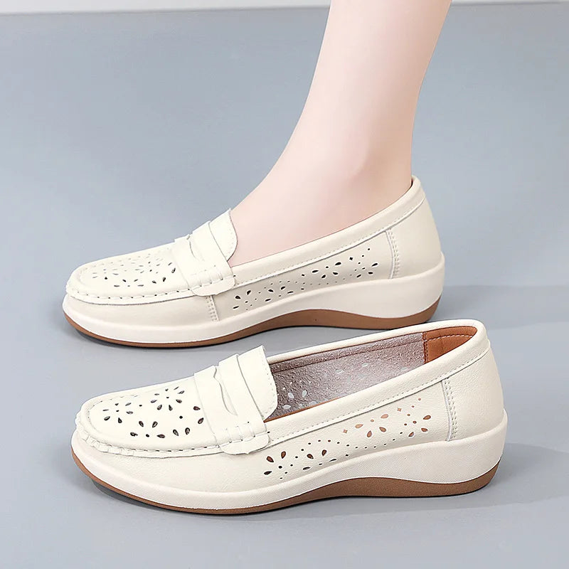 Genombrutna loafers för dam med kilsula och blommönster ovanifrån