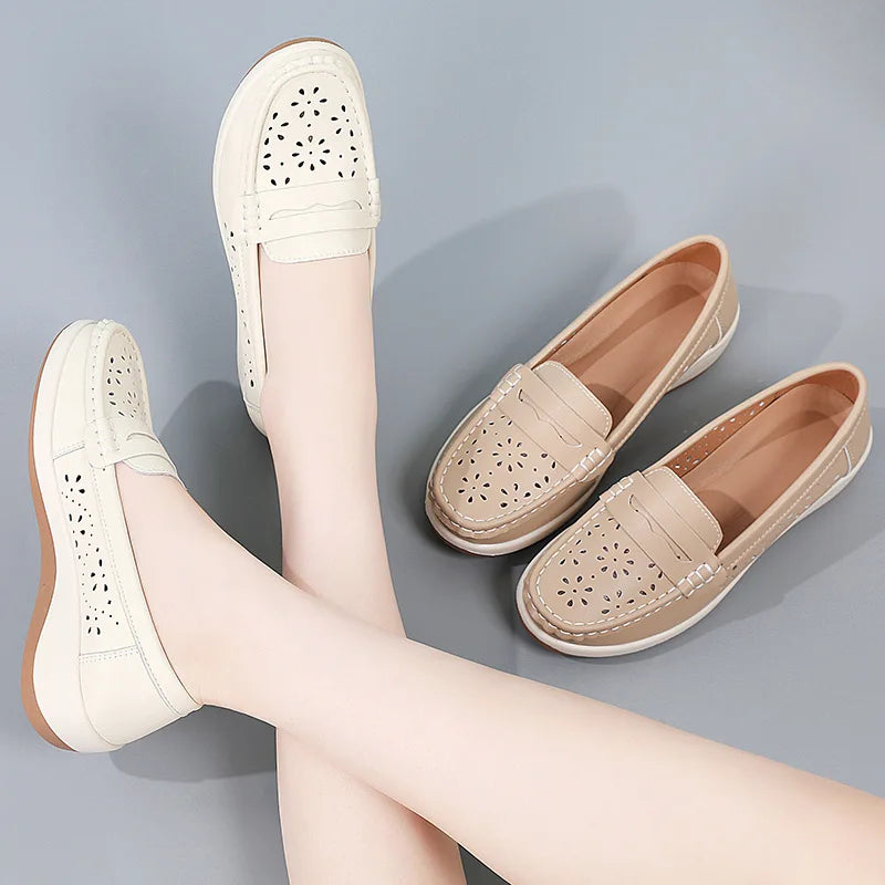 Genombrutna loafers för dam med kilsula och blommönster sedda bakifrån