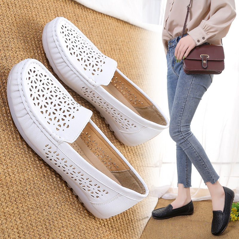 Mjuka vita genombrutna loafers på ett beige kokosgolv med ett foto av en kvinna till höger som bär samma modell i svart med blå jeans, en beige skjorta och en axelremsväska