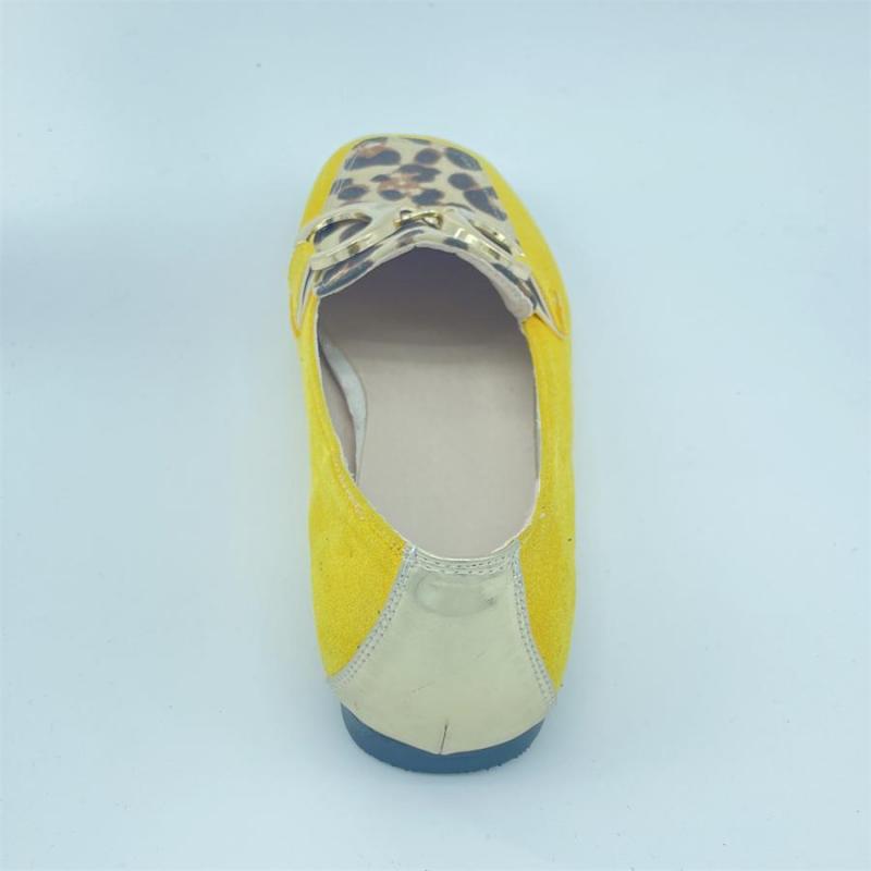 Gula platta loafers med leopardmönster och guldspänne för dam, bild 5 av 5