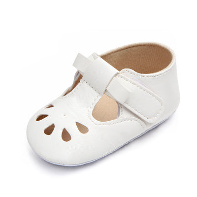 Mjuka halvöppna vita loafers för babyflicka