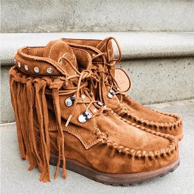 Indisk mockasin med snörning och fransar, högklackade sneakers i brun mocka