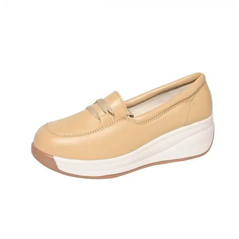 Andningsbara beige loafers med kilklack för kvinnor