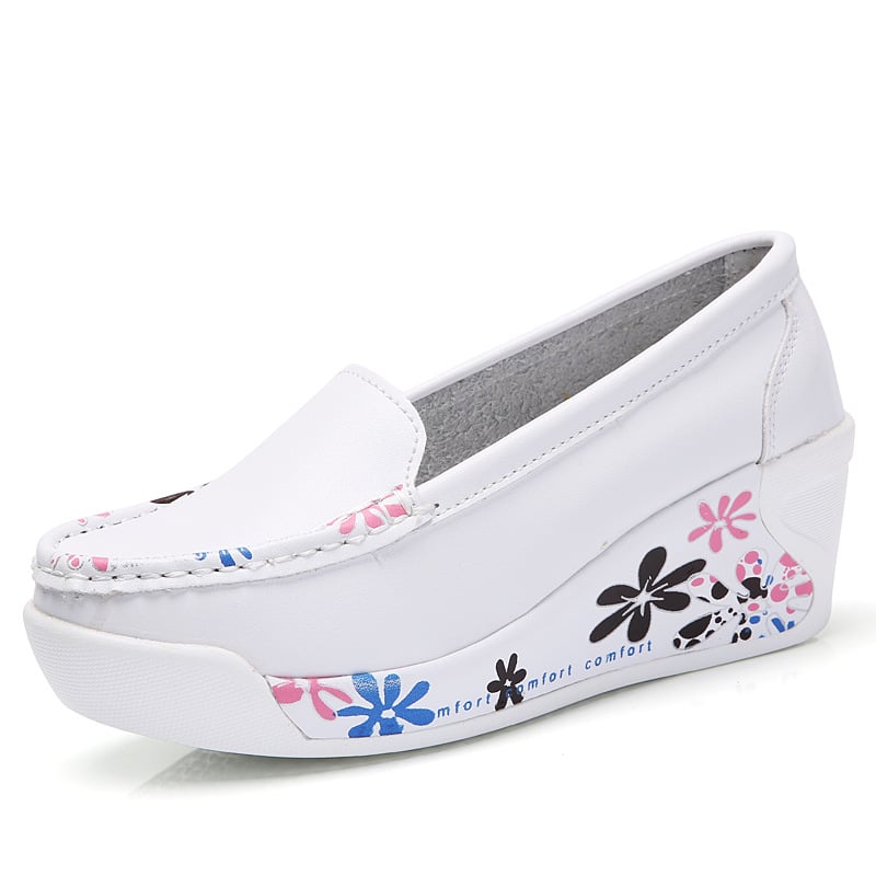 Vita loafers med kilklack och blommönster för dam