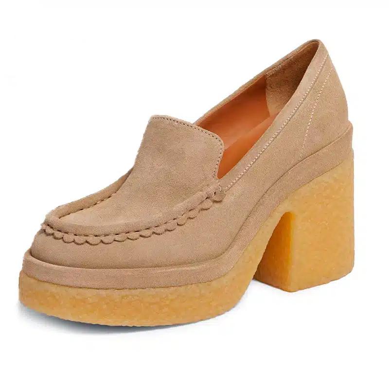 Klassiska beige mockasiner i mocka för damer